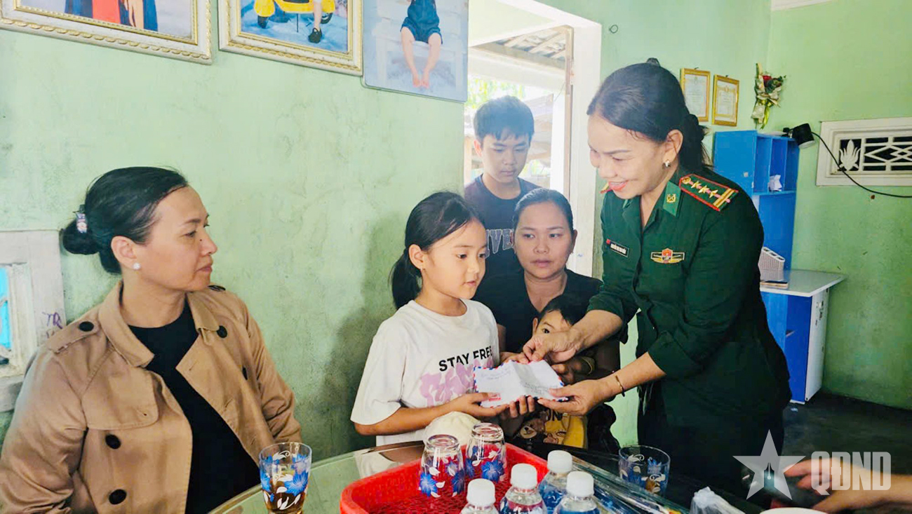 Ấm áp bàn tay mẹ đỡ đầu Biên phòng

